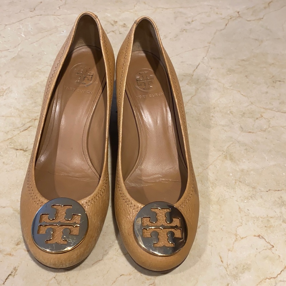 Well Loved Tan Beige Tory Burch Wedge Shoes 7.5